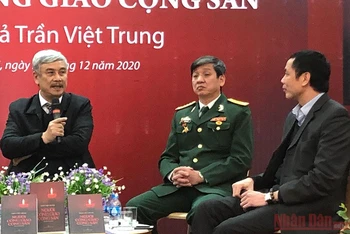 Tác giả Trần Việt Trung (ngoài cùng bên trái) trao đổi về cuốn sách.
