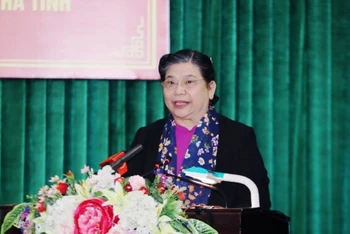 Phó Chủ tịch Thường trực Quốc hội Tòng Thị Phóng phát biểu tại Hội thảo.