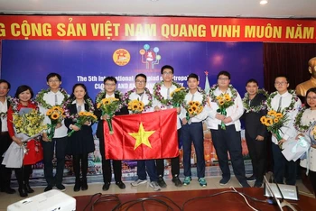 Đội tuyển học sinh Hà Nội đoạt Cúp bạc đồng đội Olympic quốc tế IOM