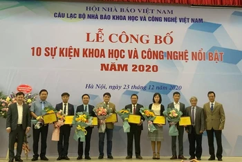 Đại diện Bộ KH-CN, Viện Hàn lâm KH-CN Việt Nam và Câu lạc bộ Nhà báo Khoa học và Công nghệ Việt Nam trao chứng nhận và hoa cho các tác giả và nhóm tác giả có công trình được bình chọn sự kiện KH-CN nổi bật năm 2020.