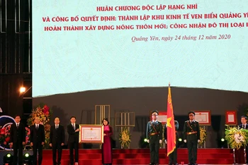 Phó Chủ tịch nước Đặng Thị Ngọc Thịnh trao Huân Chương Độc lập hạng Nhì cho Đảng bộ, chính quyền thị xã Quảng Yên (Quảng Ninh).