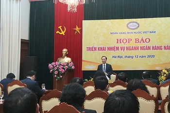 Phó Thống đốc thường trực NHNN Đào Minh Tú chủ trì cuộc họp báo