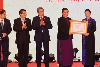 Chủ tịch Quốc hội Nguyễn Thị KIm Ngân trao tặng Huân chương Lao động hạng Nhất cho Phó Chủ tịch Thường trực Quốc hội Tòng Thị Phóng.