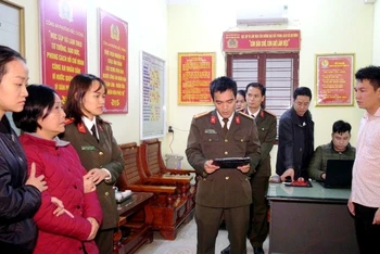 Công an đọc lệnh bắt giữ người trong trường họp khẩn cấp đối với Bùi Hồng Thiện (áo đỏ).