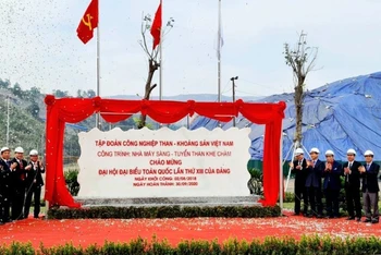 Lãnh đạo tỉnh Quảng Ninh, TKV và Công ty Tuyển than Cửa Ông cắt băng khánh thành công trình chào mừng Đại hội Đảng toàn quốc lần thứ XIII.