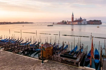 Bến tàu Gondola ở Venice, Italy đìu hiu vì lệnh phong tỏa nhằm ngăn chặn Covid-19 hồi đầu năm nay (Ảnh: THE GUARDIAN)