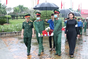 Lãnh đạo tỉnh Bình Phước tiễn đưa các hài cốt liệt sĩ về nơi an nghỉ cuối cùng.