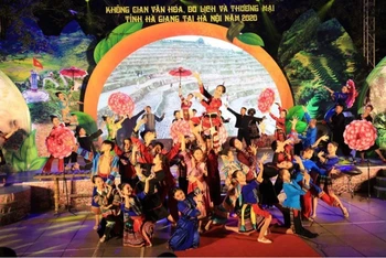 Trình diễn các tiết mục văn nghệ tại lễ khai mạc chương trình Không gian văn hóa, du lịch và thương mại tỉnh Hà Giang tại Hà Nội năm 2020.