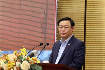 Đồng chí Vương Đình Huệ, Ủy viên Bộ Chính trị, Bí thư Thành ủy phát biểu thông tin, quán triệt Nghị quyết tới các cán bộ chủ chốt. 