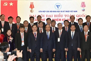 Thủ tướng và Ban Chấp hành Hội liên hiệp các Hội khoa học và Kỹ thuật Việt Nam khóa VIII.
