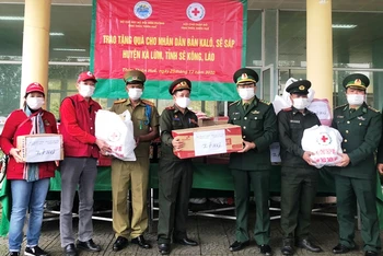 Đại diện Bộ chỉ huy BĐBP tỉnh Thừa Thiên Huế và Hội Chữ thập đỏ tỉnh trao quà cho lực lượng vũ trang Lào.