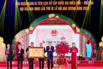 Lãnh đạo tỉnh Quảng Ninh trao Bằng công nhận Di tích lịch sử cấp Quốc gia Miếu Ông - Miếu Bà cho huyện Ba Chẽ (Quảng Ninh).