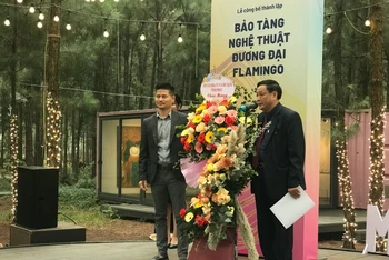 Ông Dương Quang Ứng (bên phải), Phó Giám đốc Sở VH, TT và DL tỉnh Vĩnh Phúc tặng hoa chúc mừng họa sĩ Vũ Hồng Nguyên, Giám đốc FCAM.