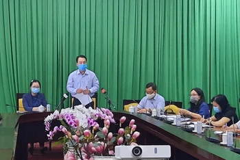 Chủ tịch UBND tỉnh Vĩnh Long Lữ Quang Ngời phát biểu chỉ đạo công tác phòng, chống dịch Covid-19 trên địa bàn tỉnh. 