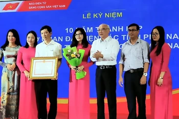 Cán bộ, phóng viên Cơ quan đại diện phía nam báo Điện tử Đảng cộng sản Việt Nam nhận bằng khen từ Ban Tuyên giáo TP Hồ Chí Minh.