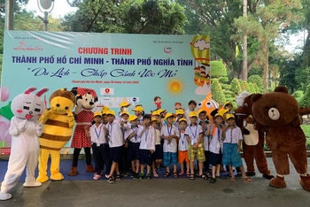 Các em nhỏ trong Lễ phát động chương trình “Du lịch - Chắp cánh ước mơ” tại Thảo Cầm Viên Sài Gòn.