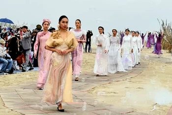 Các BST áo dài đặc sắc của 18 nhà thiết kế hàng đầu trong nước được trình diễn, tôn vinh các di sản của Quảng Ninh.