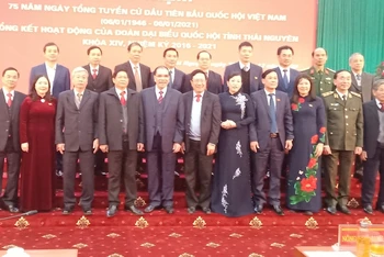 Nguyên Tổng Bí thư Nông Đức Mạnh, Phó Thủ tướng Chính phủ, Bộ trưởng Ngoại giao Phạm Bình Minh, lãnh đạo và nguyên lãnh đạo tỉnh cùng các ĐBQH tỉnh Thái Nguyên khoá 14. 