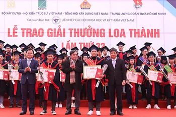 Đại diện ban tổ chức trao giải nhất của Giải thưởng Loa Thành lần thứ 32 - năm 2020 tặng các tác giả Phạm Duy Tân và Lê Quốc. 