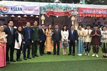 Đại diện lãnh đạo các bộ, ban, ngành cùng thanh niên các nước ASEAN tại Hội trại "ASEAN gắn kết và chủ động thích ứng".