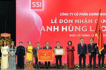 Phó Chủ tịch nước Đặng Thị Ngọc Thịnh (áo đỏ, thứ tư từ phải qua) trao danh hiệu Anh hùng Lao động thời kỳ đổi mới cho SSI. (Ảnh: CTV)