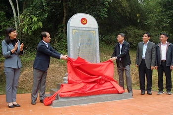 Các đại biểu thực hiện nghi lễ khánh thành Bia di tích lịch sử của Văn phòng T.Ư Đảng tại xã Kim Quan, huyện Yên Sơn, tỉnh Tuyên Quang.