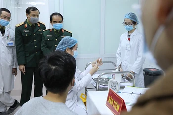 Triển khai tiêm thử nghiệm vắc-xin phòng Covid-19 do Việt Nam sản xuất. Ảnh: MINH QUYẾT