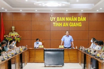 Chủ tịch UBND tỉnh An Giang Nguyễn Thanh Bình phát biểu chỉ đạo tại cuộc họp khẩn bàn biện pháp chống dịch liên quan bệnh nhân 1440.