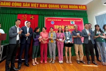 Lãnh đạo UBND tỉnh cùng BHXH và Vietcombank chi nhánh Huế tiến hành trao tặng thẻ BHYT cho bà con gặp hoàn cảnh khó khăn.