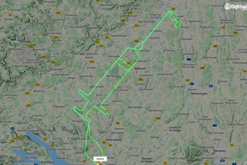 Đường bay của máy bay D-ENIG do phi công Samy Kramer điều khiển theo hình một ống tiêm trên bản đồ ở Đức ngày 23-12 để đánh dấu bắt đầu chiến dịch tiêm vaccine Covid-19. Ảnh: Flightradar24.com.