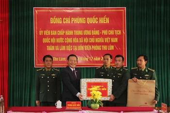 Đồng chí Phùng Quốc Hiển, Ủy viên Trung ương Đảng, Phó Chủ tịch Quốc hội thăm, tặng quà Đồn Biên phòng Thu Lũm.
