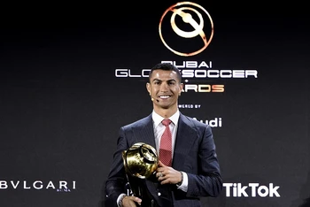 Ronaldo trên bục nhận giải Cầu thủ xuất sắc nhất thế kỷ 21. (Ảnh: Reuters)