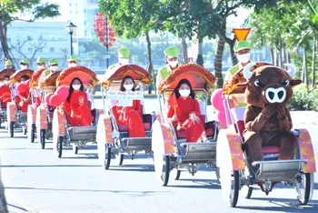Đà Nẵng diễu hành xích lô khởi động Lễ hội chào năm mới 2021.