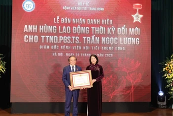 Cha đẻ kỹ thuật mổ nội soi “Dr Lương” nhận danh hiệu Anh hùng Lao động.