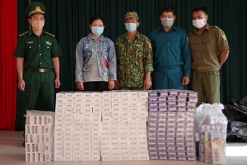 Tổng số 2.650 gói thuốc lá ngoại của hai vụ buôn lậu được tổ công tác đưa về Đồn Biên phòng cửa khẩu Quốc tế Thường Phước. (Ảnh: Phú Quý)