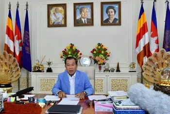 Thủ tướng Campuchia Samdech Techo Hun Sen đọc thông điệp.