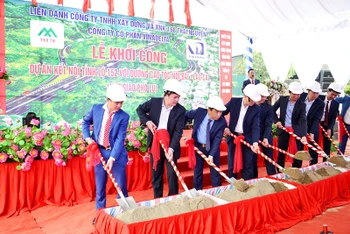 Khởi công xây dựng nút giao cao tốc Nội Bài - Lào Cai với thị trấn Phố Lu và Khu công nghiệp Tằng Loỏng. 
