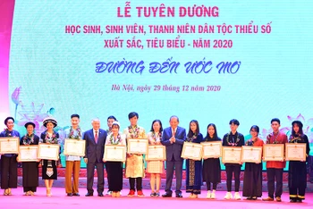 Các đồng chí Trương Hòa Bình, Đỗ Văn Chiến trao Bằng khen tặng các học sinh, sinh viên, thanh niên dân tộc thiểu số tiêu biểu năm 2020.