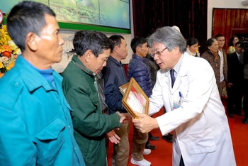  GS, TS, AHLĐ Trần Bình Giang, Giám đốc BV Hữu nghị Việt Đức tri ân các gia đình có người hiến tạng.