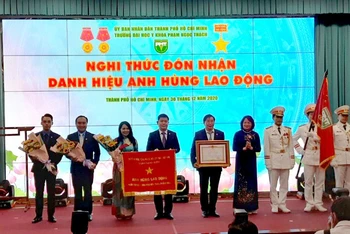 Phó Chủ tịch nước Đặng Thị Ngọc Thịnh trao tặng danh hiệu Anh hùng Lao động cho Trường Đại học Y khoa Phạm Ngọc Thạch.