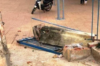 Hiện trường nơi xảy ra vụ ngã đổ trụ cổng trường tiểu học khiến học sinh Trần Quang Ph tử vong