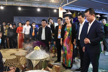 Bí thư thành ủy Đà Nẵng Nguyễn Văn Quảng và lãnh đạo TP Đà Nẵng tham quan Lễ hội Mì, tối 30-12.