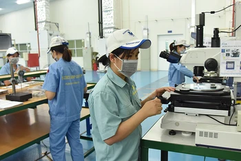Sản xuất linh kiện cơ khí chính xác tại nhà máy Fujikin, KCN VSIP Bắc Ninh. (Ảnh: Nguyễn Đăng Khoa)
