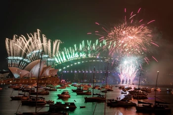 Cầu cảng Sydney của Australia bừng sáng trong đêm. (Ảnh: AP)