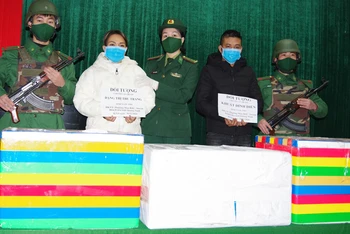 Hai đối tượng mua bán ma túy từ Lào về Việt Nam bị bắt giữ cùng tang vật.