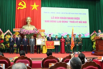 Phó Chủ tịch nước Đặng Thị Ngọc Thịnh trao danh hiệu Anh hùng Lao động thời kỳ đổi mới cho tập thể Đài PT-TH Vĩnh Long.