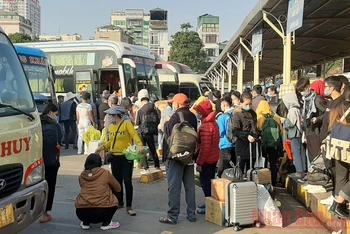Nhiều người dân đổ về bến xe Giáp Bát để về quê nghỉ Tết Dương lịch. Ảnh: Quang Hưng.