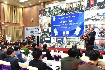 Thủ tướng Chính phủ Nguyễn Xuân Phúc dự lễ công bố ứng dụng “VssID - Bảo hiểm xã hội số” ngày 16-11 (Ảnh: Trần Hải).