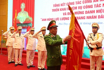 Thượng tướng Lê Quý Vương trao Huân chương Bảo vệ Tổ quốc hạng nhì cho Phòng Cảnh sát Kinh tế, Công an tỉnh Phú Thọ.