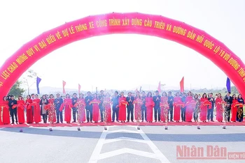 Các đại biểu của hai tỉnh Quảng Ninh và Hải Dương cắt băng thông xe kỹ thuật cầu Triều.